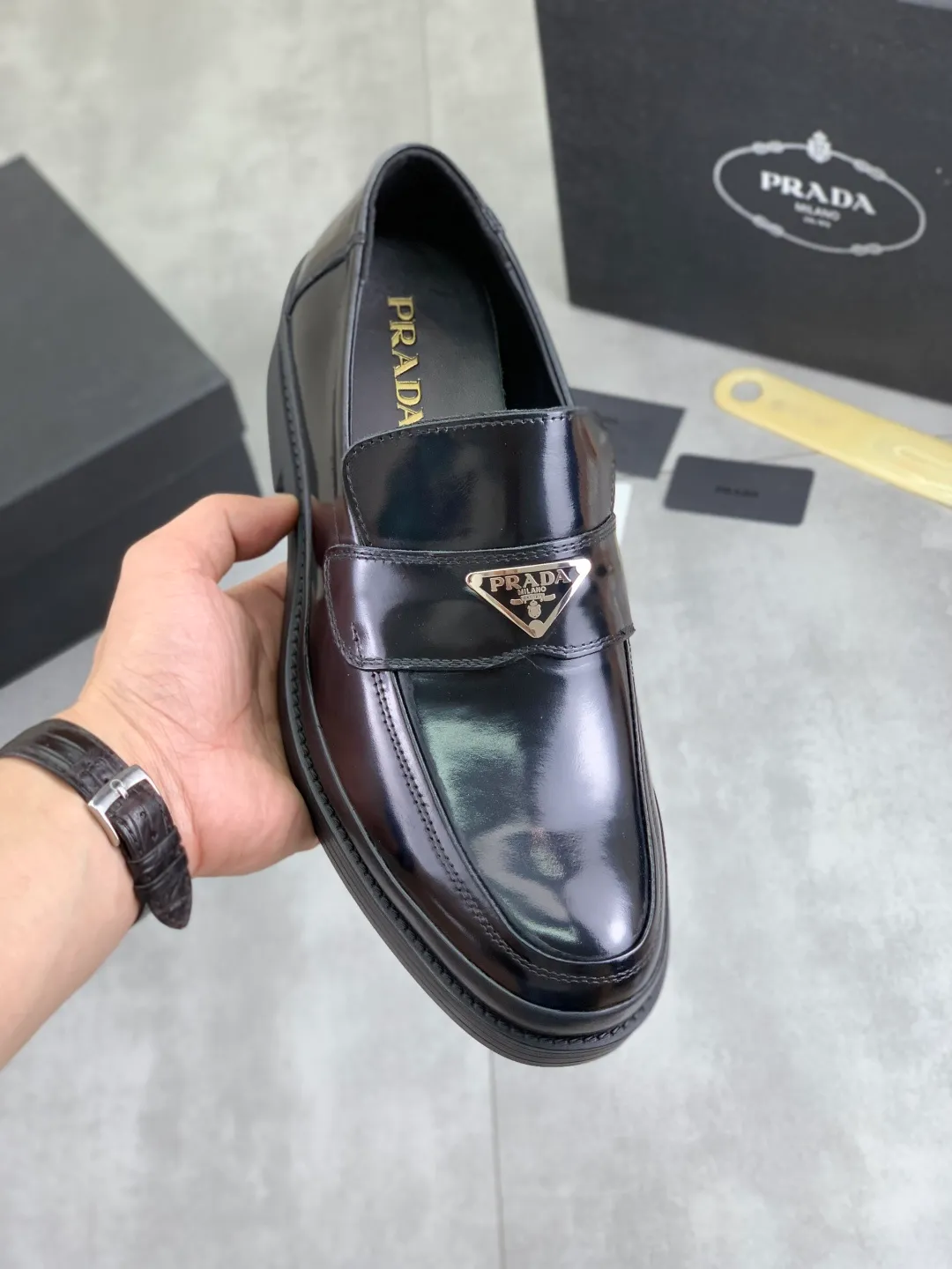 Men's shoes 💰P540 New PRADA Prada spring new casual leather shoes Original purchase, development and production Prada Men's Classic Series Technological breathable fabrics with cowhide Casual sports shoes Casual sports dad shoes combine high-tech breathable materials and cowhide, with exclusive button decoration on the sides. The outsole is full of P italic design and bright colors to show vitality and continue the brand design inspiration. Stroll around the city lightly and feel free and comfortable. Delivered in exquisite packaging 🛍📦 ▪️Material: original customized calfskin with breathable material ▪️Inner lining: cowhide lining ➕cowhide feet ▪️Outsole: open-molded TPU rubber material ▪️Sole thickness: 3.5CM ▪️Size: Men's 38-44 (45 can be customized) Multiple colors available